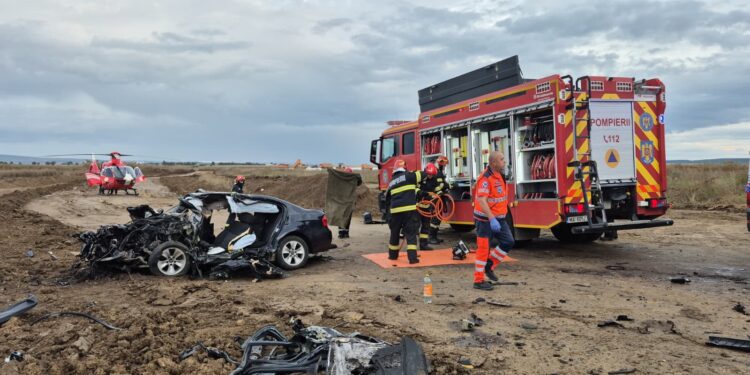 FOTO-Tragedie pe un drum din apropiere de Pașcani: trei persoane, între care doi minori, au murit după ce mașina s-a izbit de un camion încărcat cu pământ