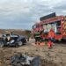 FOTO-Tragedie pe un drum din apropiere de Pașcani: trei persoane, între care doi minori, au murit după ce mașina s-a izbit de un camion încărcat cu pământ
