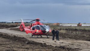 FOTO-Tragedie pe un drum din apropiere de Pașcani: trei persoane, între care doi minori, au murit după ce mașina s-a izbit de un camion încărcat cu pământ
