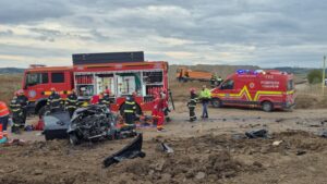 FOTO-Tragedie pe un drum din apropiere de Pașcani: trei persoane, între care doi minori, au murit după ce mașina s-a izbit de un camion încărcat cu pământ