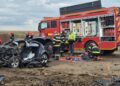 FOTO-Tragedie pe un drum din apropiere de Pașcani: trei persoane, între care doi minori, au murit după ce mașina s-a izbit de un camion încărcat cu pământ