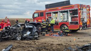 FOTO-Tragedie pe un drum din apropiere de Pașcani: trei persoane, între care doi minori, au murit după ce mașina s-a izbit de un camion încărcat cu pământ