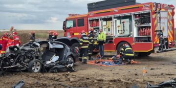 FOTO-Tragedie pe un drum din apropiere de Pașcani: trei persoane, între care doi minori, au murit după ce mașina s-a izbit de un camion încărcat cu pământ