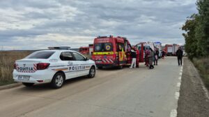FOTO-Tragedie pe un drum din apropiere de Pașcani: trei persoane, între care doi minori, au murit după ce mașina s-a izbit de un camion încărcat cu pământ