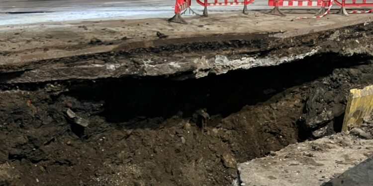 Surpare de stradă în Iași, în zona fostei autogări. Traseul 6 de tramvai, modificat temporar