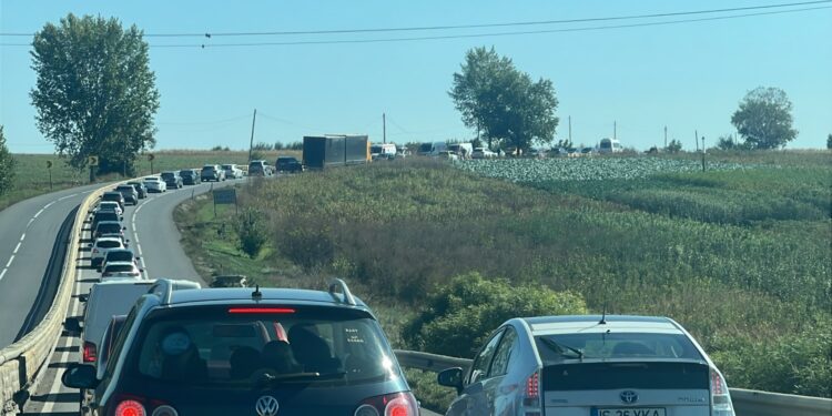Accident pe DN 28, la Bălțați: două persoane au ajuns la spital