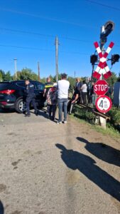 Foto- Tren Suceava-Iași, implicat într-un accident la Sârca. Un autoturism a fost lovit la trecerea la nivel cu calea ferată