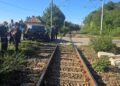 Foto- Tren Suceava-Iași, implicat într-un accident la Sârca. Un autoturism a fost lovit la trecerea la nivel cu calea ferată