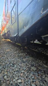 Foto- Tren Suceava-Iași, implicat într-un accident la Sârca. Un autoturism a fost lovit la trecerea la nivel cu calea ferată
