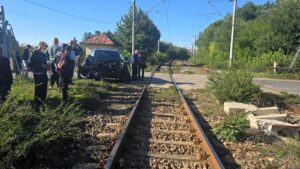 Foto- Tren Suceava-Iași, implicat într-un accident la Sârca. Un autoturism a fost lovit la trecerea la nivel cu calea ferată