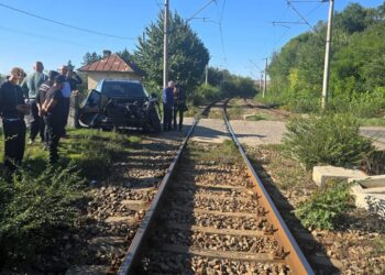 Foto- Tren Suceava-Iași, implicat într-un accident la Sârca. Un autoturism a fost lovit la trecerea la nivel cu calea ferată
