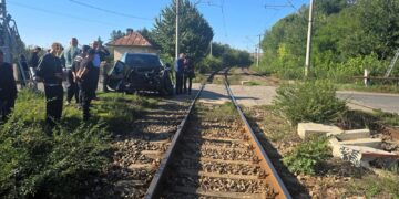 Foto- Tren Suceava-Iași, implicat într-un accident la Sârca. Un autoturism a fost lovit la trecerea la nivel cu calea ferată
