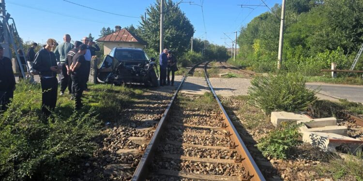 Foto- Tren Suceava-Iași, implicat într-un accident la Sârca. Un autoturism a fost lovit la trecerea la nivel cu calea ferată