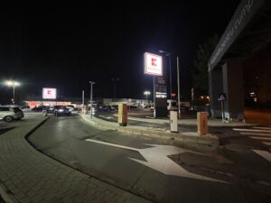 Bariere la Kaufland Podu de Piatră. Parcarea va avea acces controlat, după modelul altor centre comerciale din Iași