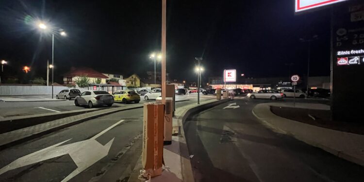 Bariere la Kaufland Podu de Piatră. Parcarea va avea acces controlat, după modelul altor centre comerciale din Iași