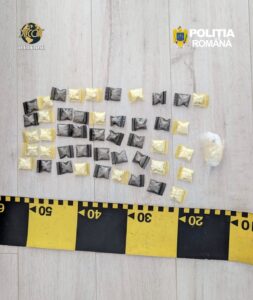 Cocaină îngropată în beci, la Bârnova. Anchetatorii au găsit 53 de doze și 25.000 de lei la percheziții