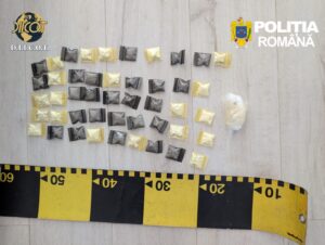 Cocaină îngropată în beci, la Bârnova. Anchetatorii au găsit 53 de doze și 25.000 de lei la percheziții
