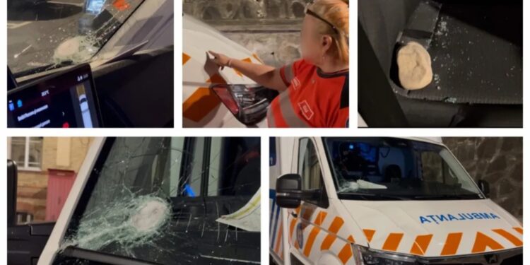 Ambulanță atacată cu topoare și pietre în Cluj. Opt persoane au fost trimise în judecată
