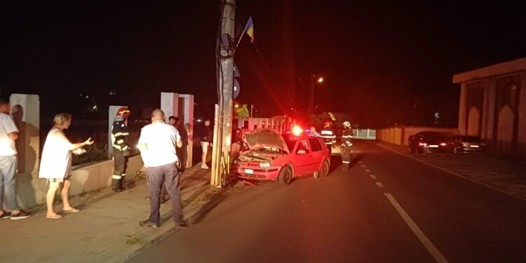 Accident la Târgu Frumos: mașină implicată într-un accident, însă șoferul și pasagerii au dispărut înainte de sosirea pompierilor