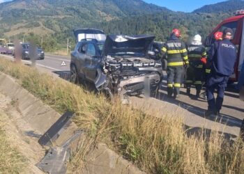 Suceava | Trei persoane au ajuns la spital după ce o mașină a intrat într-un cap de pod, la Câmpulung Moldovenesc