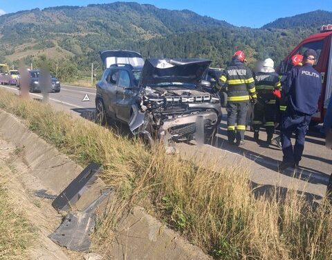 Suceava | Trei persoane au ajuns la spital după ce o mașină a intrat într-un cap de pod, la Câmpulung Moldovenesc