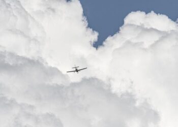 O aeronavă care venea din Egipt a fost nevoită să zboare minute bune în jurul Bacăului până s-au ridicat restricțiile de zbor din Republica Moldova