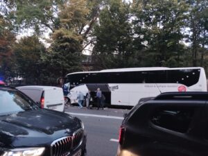 Accident rutier în Târgu Frumos. Autocar și autoturism implicate, o persoană a ajuns la spital
