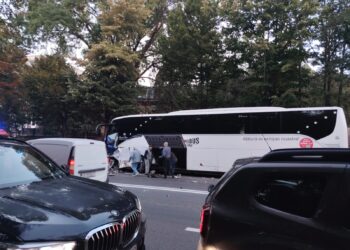 Accident rutier în Târgu Frumos. Autocar și autoturism implicate, o persoană a ajuns la spital
