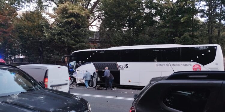 Accident rutier în Târgu Frumos. Autocar și autoturism implicate, o persoană a ajuns la spital