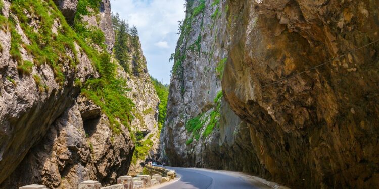 Șoferii care merg spre Bicaz-Chei trebuie să se înarmeze cu răbdare. Traficul va fi oprit în reprize de 25 de minute