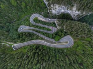 Șoferii care merg spre Bicaz-Chei trebuie să se înarmeze cu răbdare. Traficul va fi oprit în reprize de 25 de minute