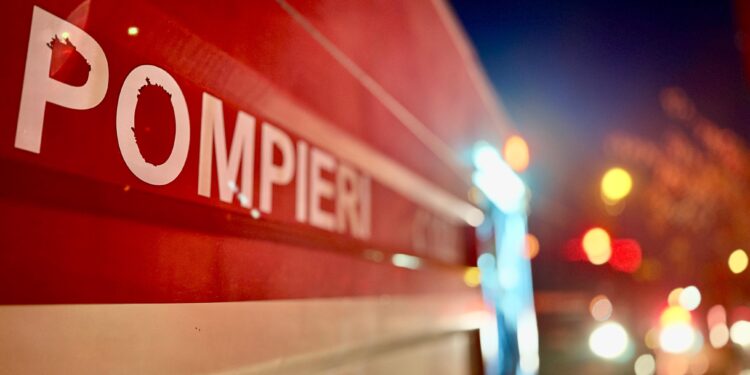 Incendiu la o terasă anexată unei locuințe din Conțești. Pompierii au intervenit cu două autospeciale