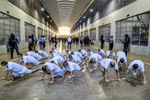 CECOT, mega-închisoarea care a devenit simbolul luptei lui Bukele împotriva bandelor. Cum arată penitenciarul în care pot fi închiși până la 40.000 de oameni