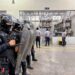 CECOT, mega-închisoarea care a devenit simbolul luptei lui Bukele împotriva bandelor. Cum arată penitenciarul în care pot fi închiși până la 40.000 de oameni