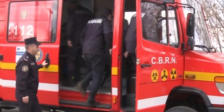 Interventie la Școala Gimnazială „Mihai Codreanu”, în urma unei sesizări privind existența unui recipient inscripționat cu „SO₂”.