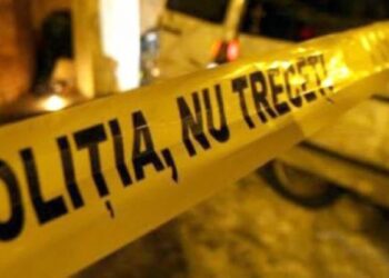 Tânărul de 25 de ani găsit mort la Fălticeni ar fi fost bătut de trei minori. Doi adolescenți de 17 ani au ajuns în arest