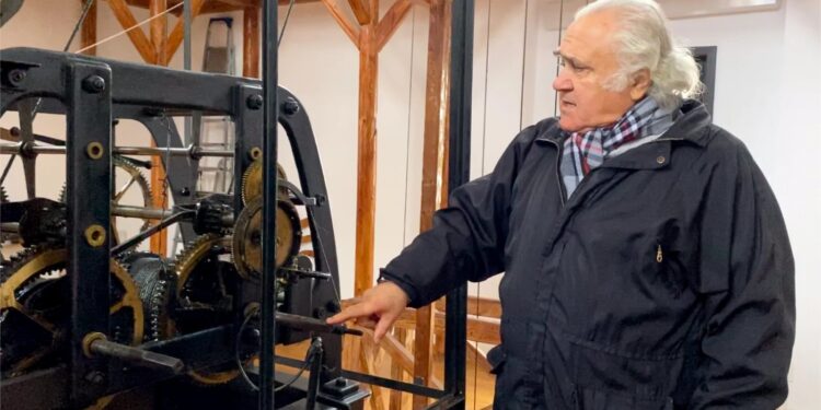 A murit Ion Cristea, omul care a avut grijă aproape 50 de ani de ceasul din turnul Palatului Culturii din Iași