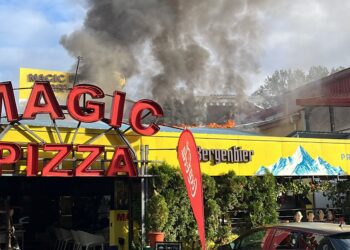 Incendiu la acoperișul pizzeriei Magic Pizza, din campusul studențesc Tudor Vladimirescu, municipiul Iași