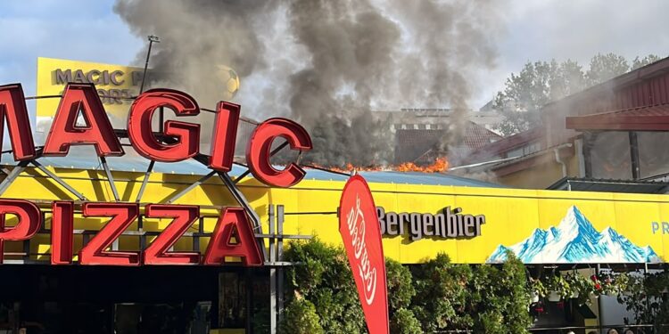 Incendiu la acoperișul pizzeriei Magic Pizza, din campusul studențesc Tudor Vladimirescu, municipiul Iași