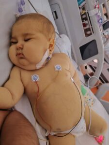 O fetiță de un an din Huși are nevoie de ajutor pentru a ajunge la un transplant de măduvă în Italia