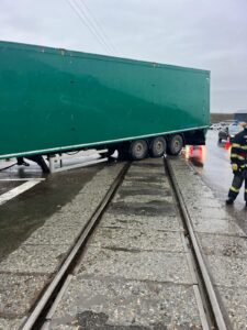 TIR blocat într-un pasaj feroviar între Dornești și Rădăuți. Circulația trenurilor nu a fost afectată