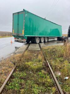 TIR blocat într-un pasaj feroviar între Dornești și Rădăuți. Circulația trenurilor nu a fost afectată