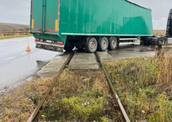 TIR blocat într-un pasaj feroviar între Dornești și Rădăuți. Circulația trenurilor nu a fost afectată