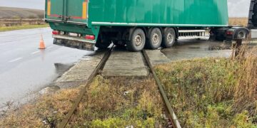 TIR blocat într-un pasaj feroviar între Dornești și Rădăuți. Circulația trenurilor nu a fost afectată