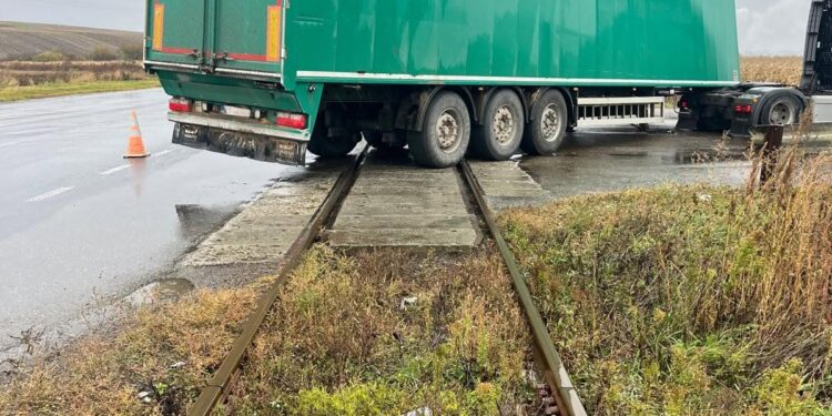 TIR blocat într-un pasaj feroviar între Dornești și Rădăuți. Circulația trenurilor nu a fost afectată