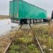 TIR blocat într-un pasaj feroviar între Dornești și Rădăuți. Circulația trenurilor nu a fost afectată
