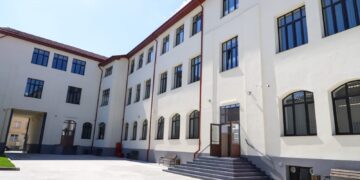 Agresiune cu o macetă intr o școală