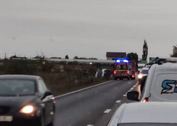 Accident pe DN 72 în Dâmbovița | O autoutilitară încărcată cu peste două tone de substanțe chimice, implicată într-un accident. Traficul a fost restricționat