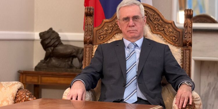 Ambasadorul Rusiei, convocat la MAE după acuzațiile privind incendiul de la Brașov. Moscova respinge implicarea în acte de sabotaj