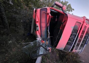 Iași | Camion răsturnat pe DN 24, în localitatea Păun, comuna Bârnova